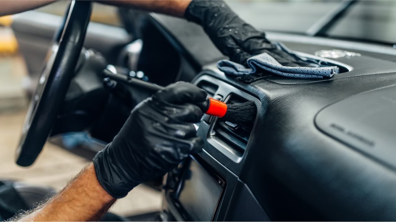Detailing wnętrza: jak dbać o skórę, tkaniny, plastiki w aucie?